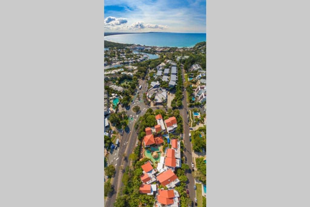 Haven on Noosa Hill - sunset views, pools, spa Buitenkant foto